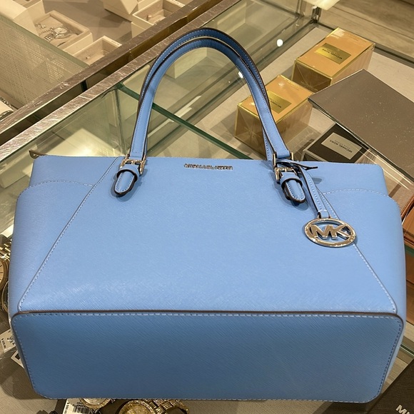 MICHAEL KORS
Jet Set Large Crossgrain Leather Top-Zip Charlotte Tote Bag
NWT - Picture 10 of 16